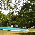 L'oustal Et Tables D'hôtes Couette-café 3*